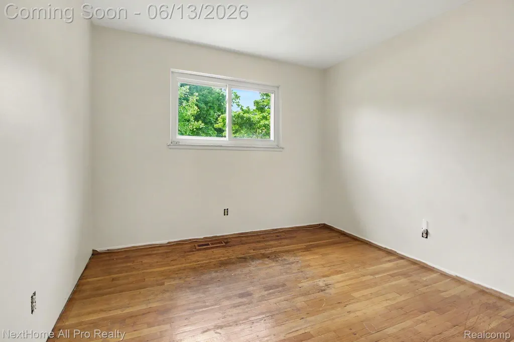14242 Park Street Livonia City MI 48154