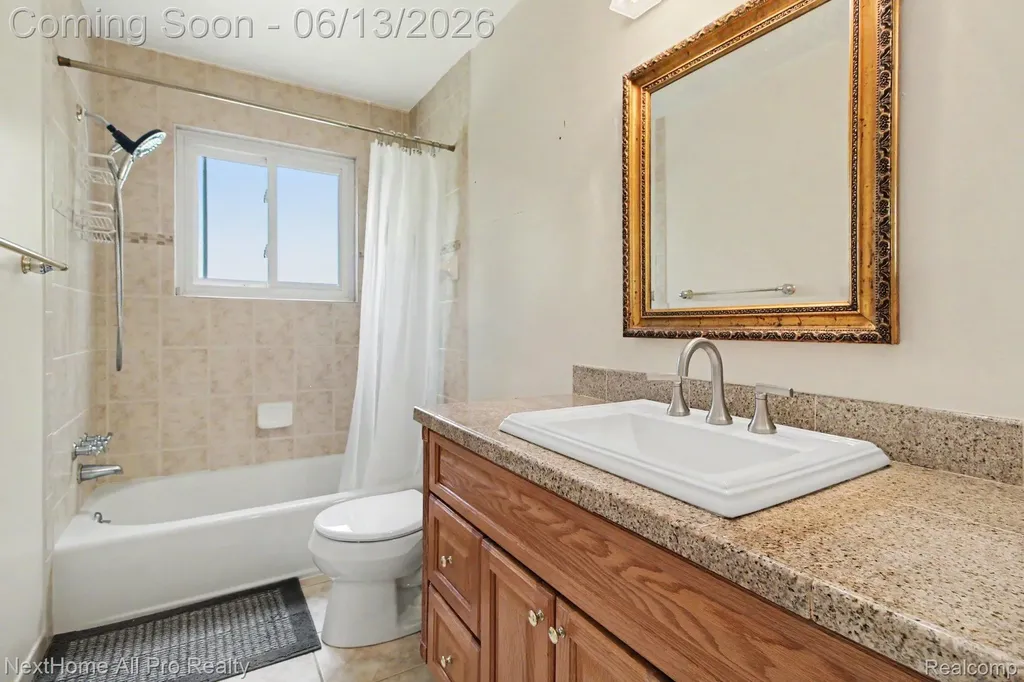 14242 Park Street Livonia City MI 48154