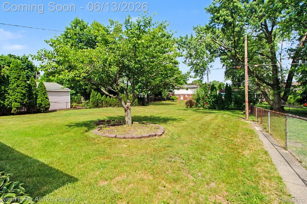 14242 Park Street Livonia City MI 48154