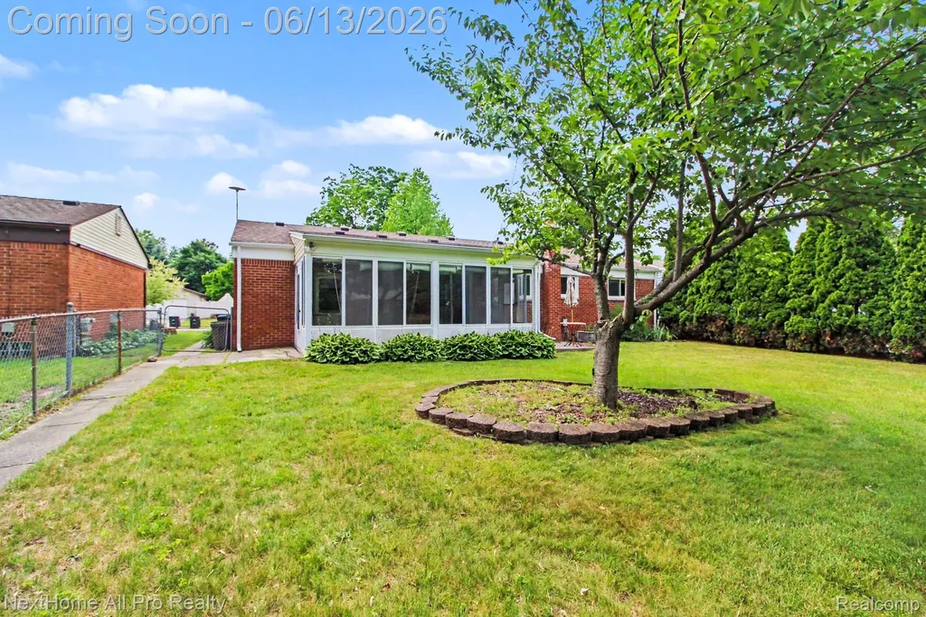 14242 Park Street Livonia City MI 48154