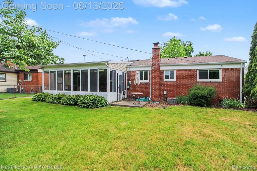 14242 Park Street Livonia City MI 48154