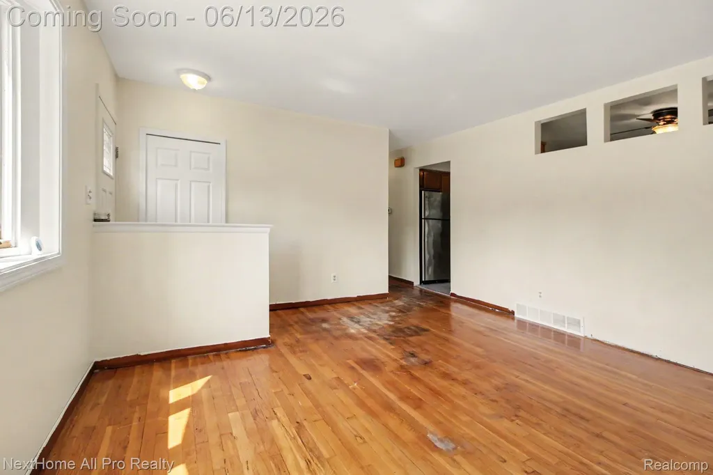 14242 Park Street Livonia City MI 48154