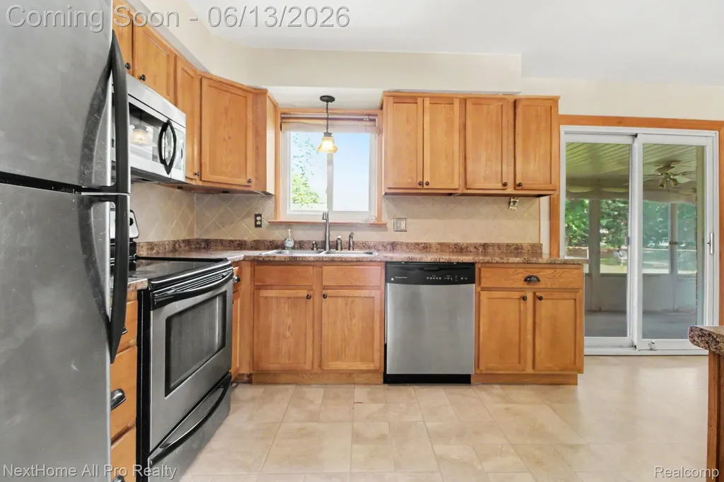 14242 Park Street Livonia City MI 48154