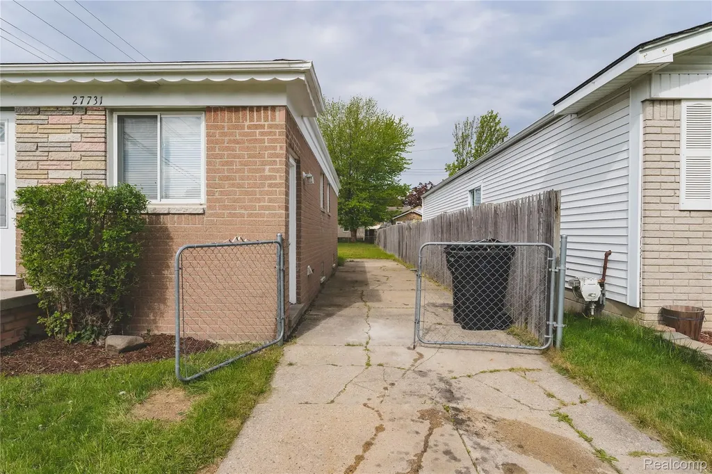 27731 Bohnhoff Street Roseville City MI 48066