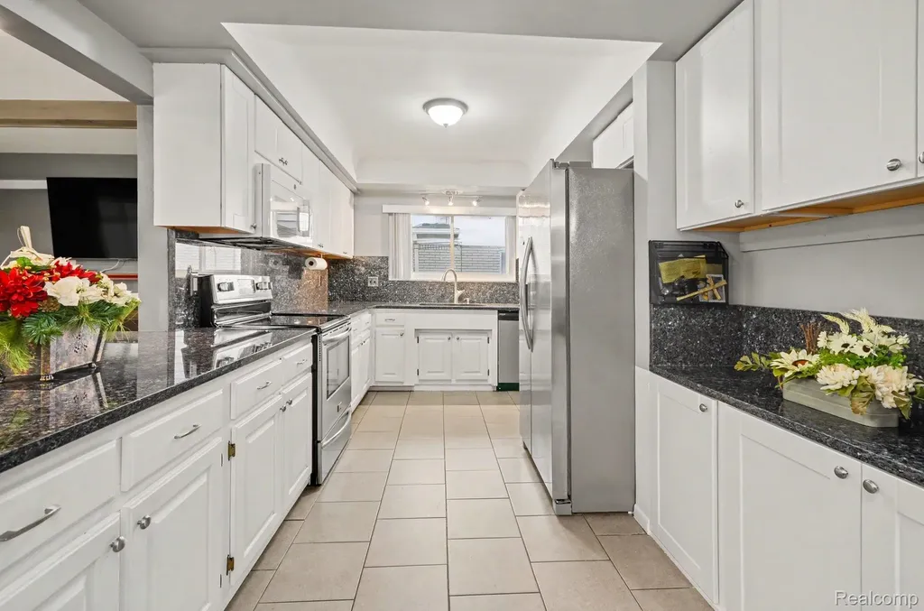 32343 Cambridge Drive Warren City MI 48093