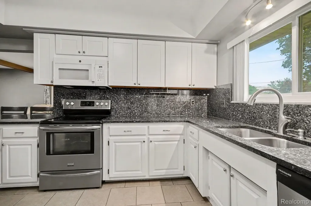 32343 Cambridge Drive Warren City MI 48093