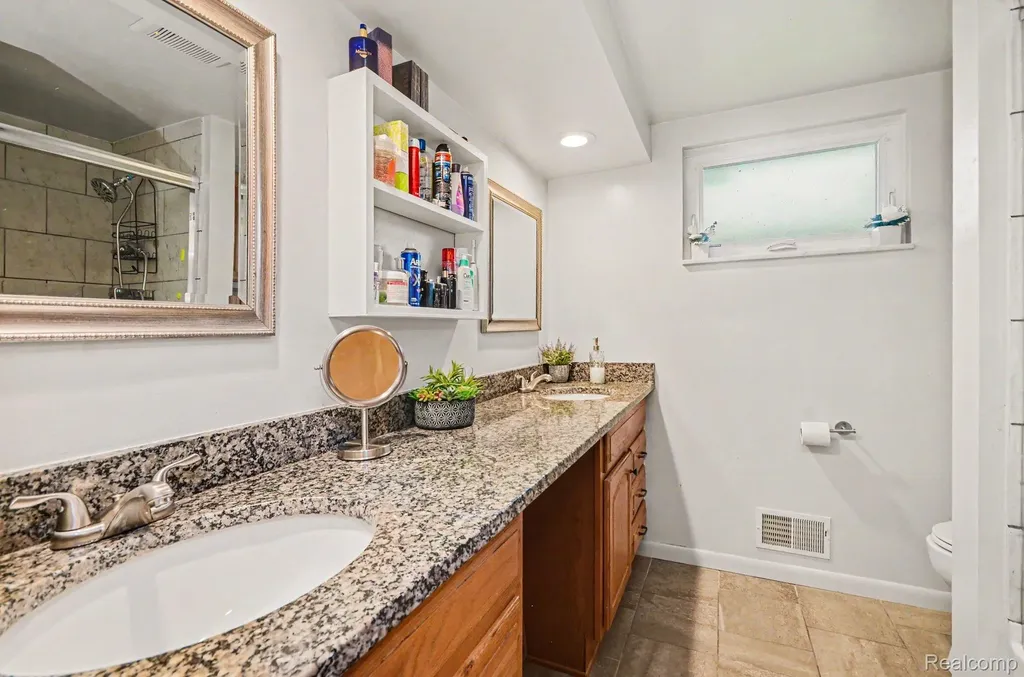 32343 Cambridge Drive Warren City MI 48093