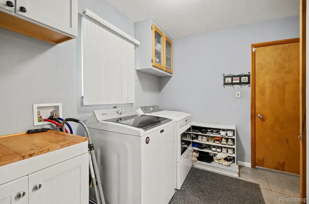 32343 Cambridge Drive Warren City MI 48093
