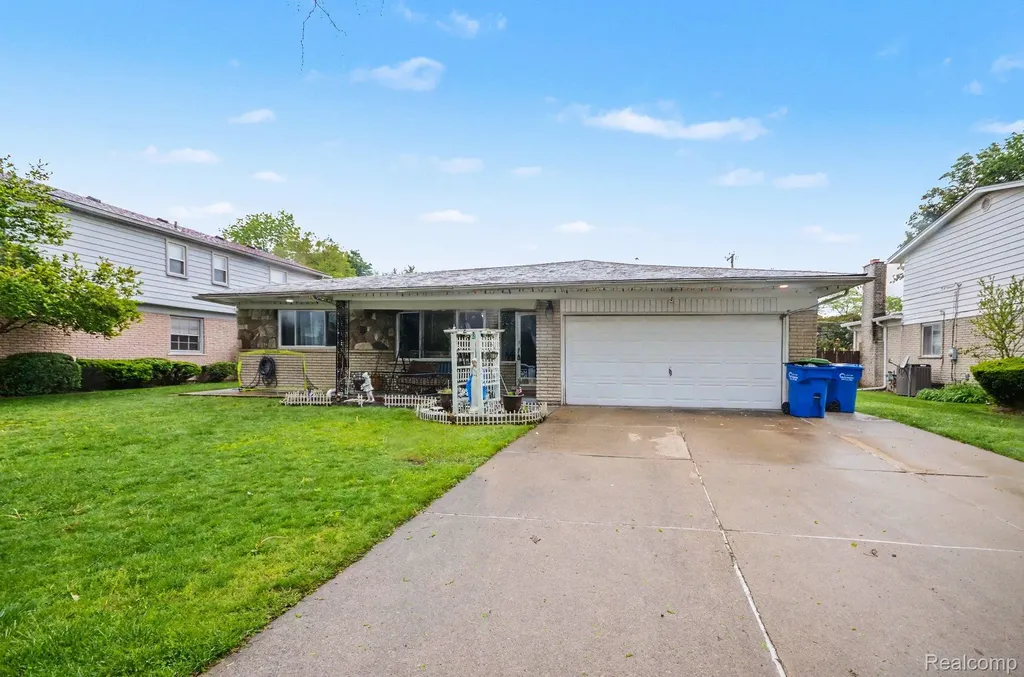 32343 Cambridge Drive Warren City MI 48093
