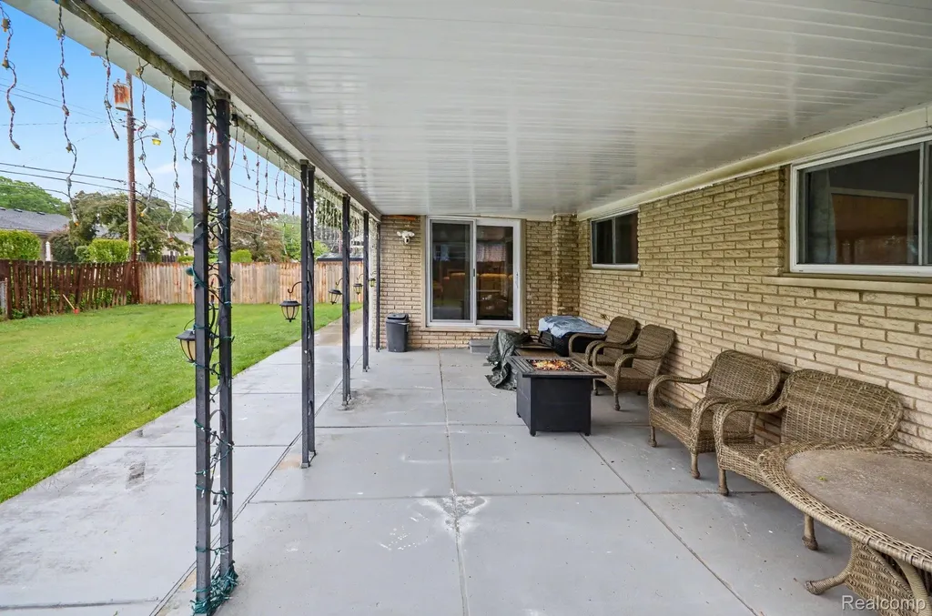 32343 Cambridge Drive Warren City MI 48093