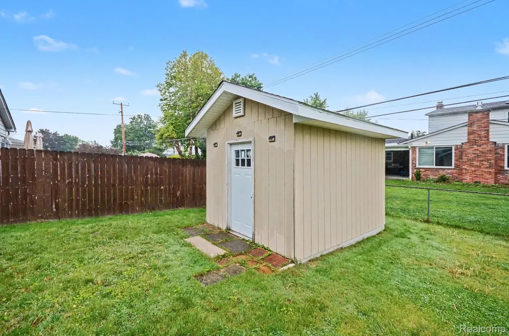 32343 Cambridge Drive Warren City MI 48093