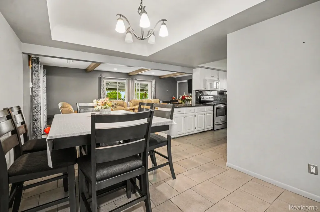 32343 Cambridge Drive Warren City MI 48093