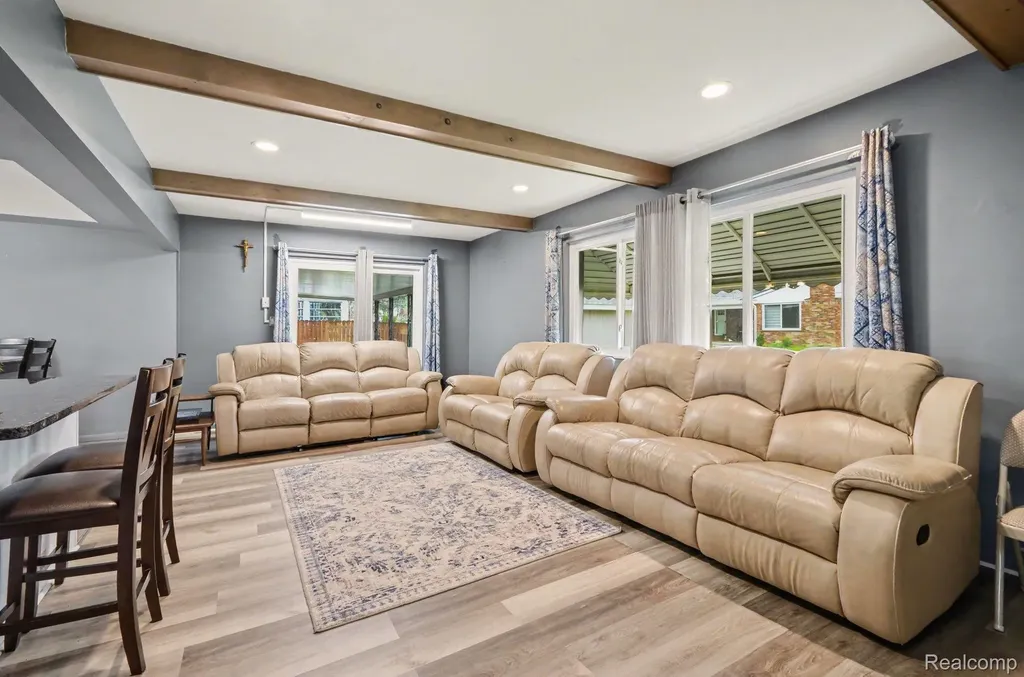 32343 Cambridge Drive Warren City MI 48093