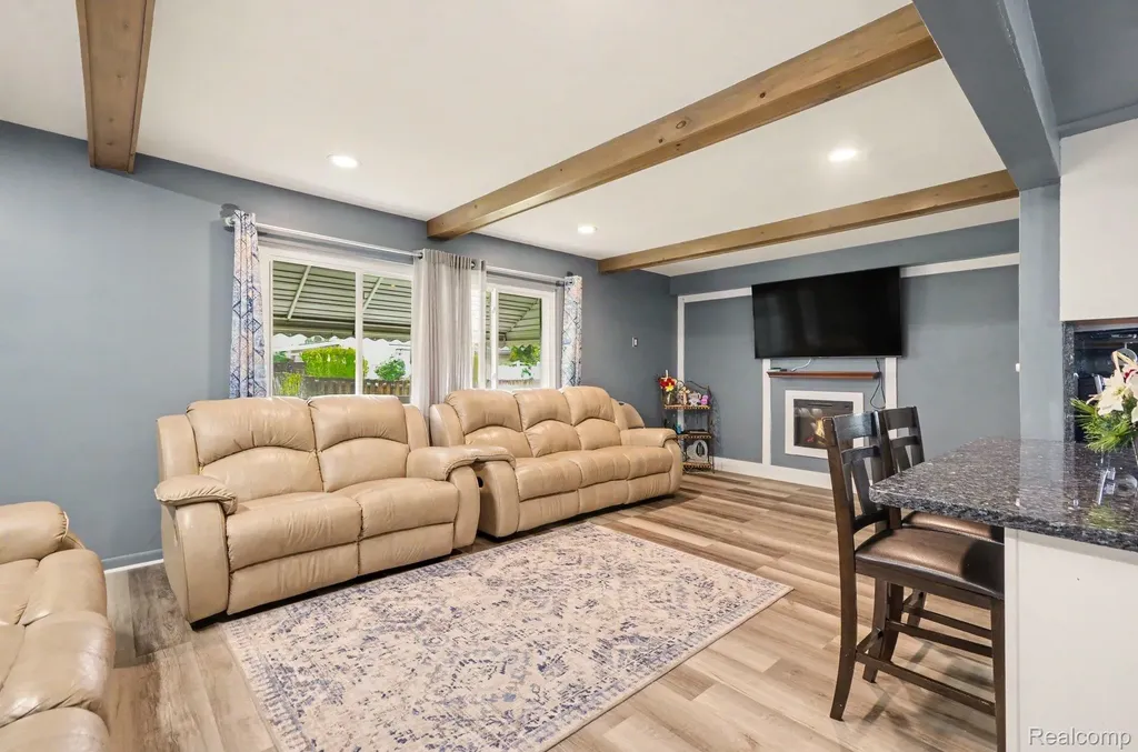 32343 Cambridge Drive Warren City MI 48093