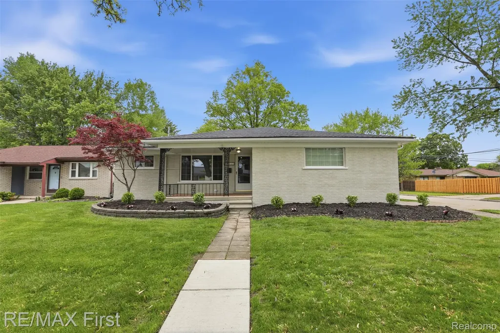 19715 Parkside Street St. Clair Shores City MI 48080
