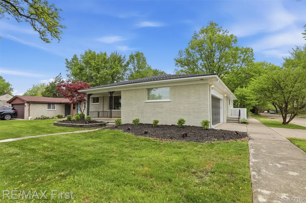 19715 Parkside Street St. Clair Shores City MI 48080