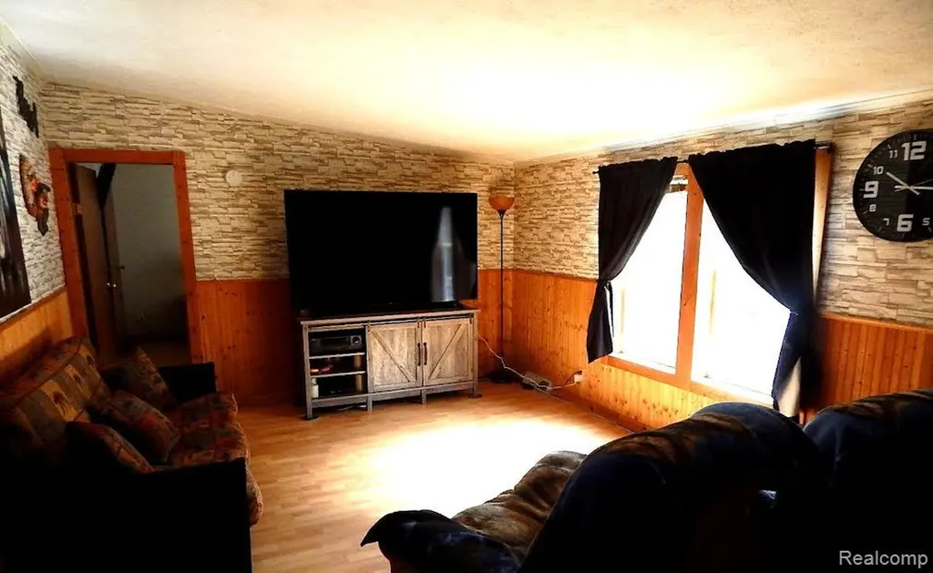 2389 W Maplehurst Drive Gerrish Township MI 48653