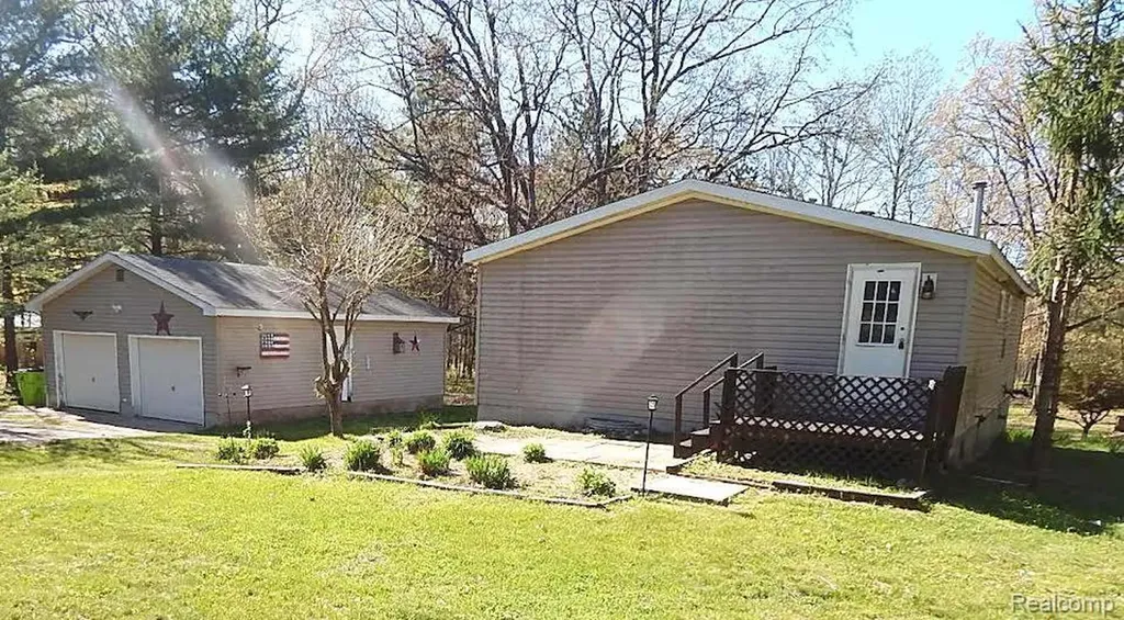 2389 W Maplehurst Drive Gerrish Township MI 48653