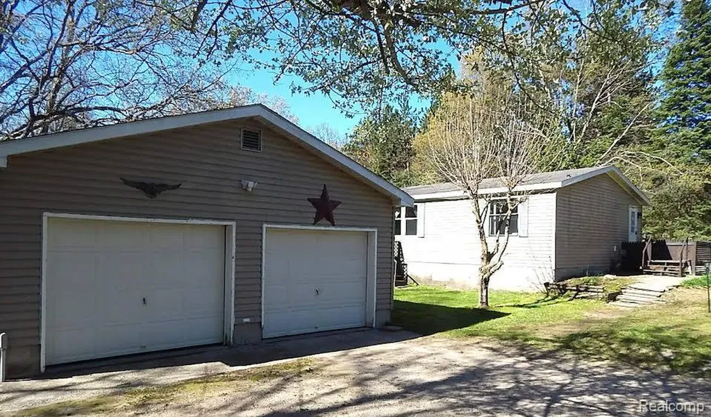 2389 W Maplehurst Drive Gerrish Township MI 48653