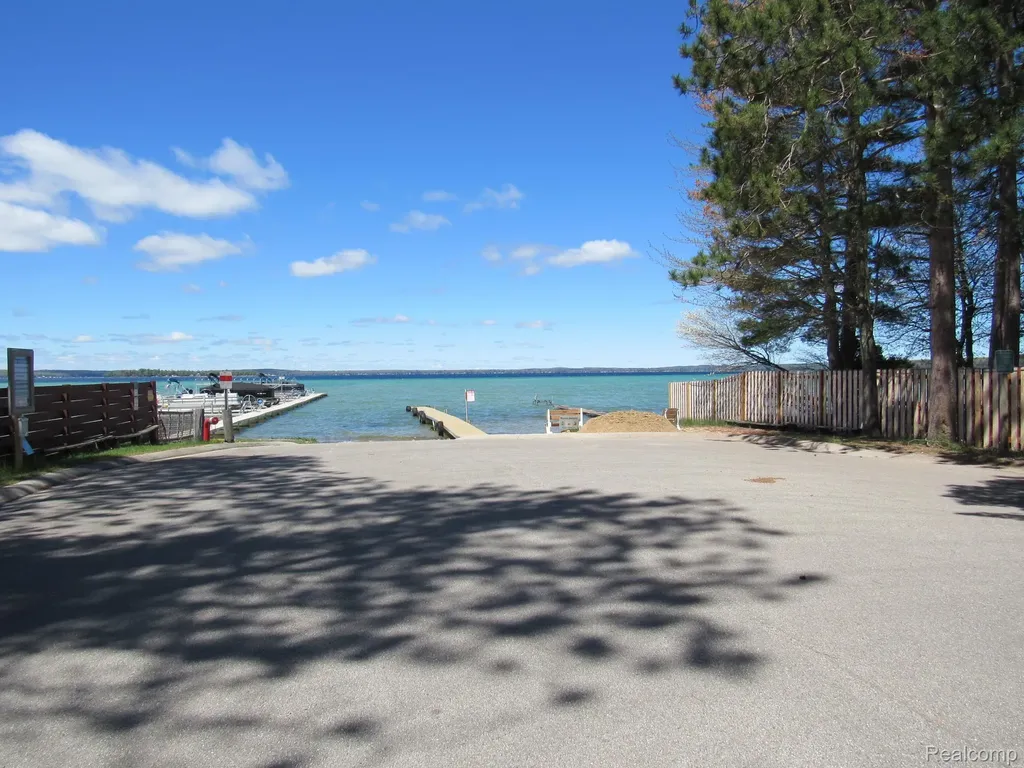 2389 W Maplehurst Drive Gerrish Township MI 48653