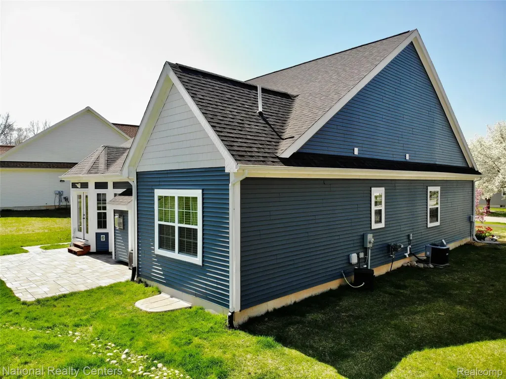 7478 Village Court Springfield Charter Township MI 48350