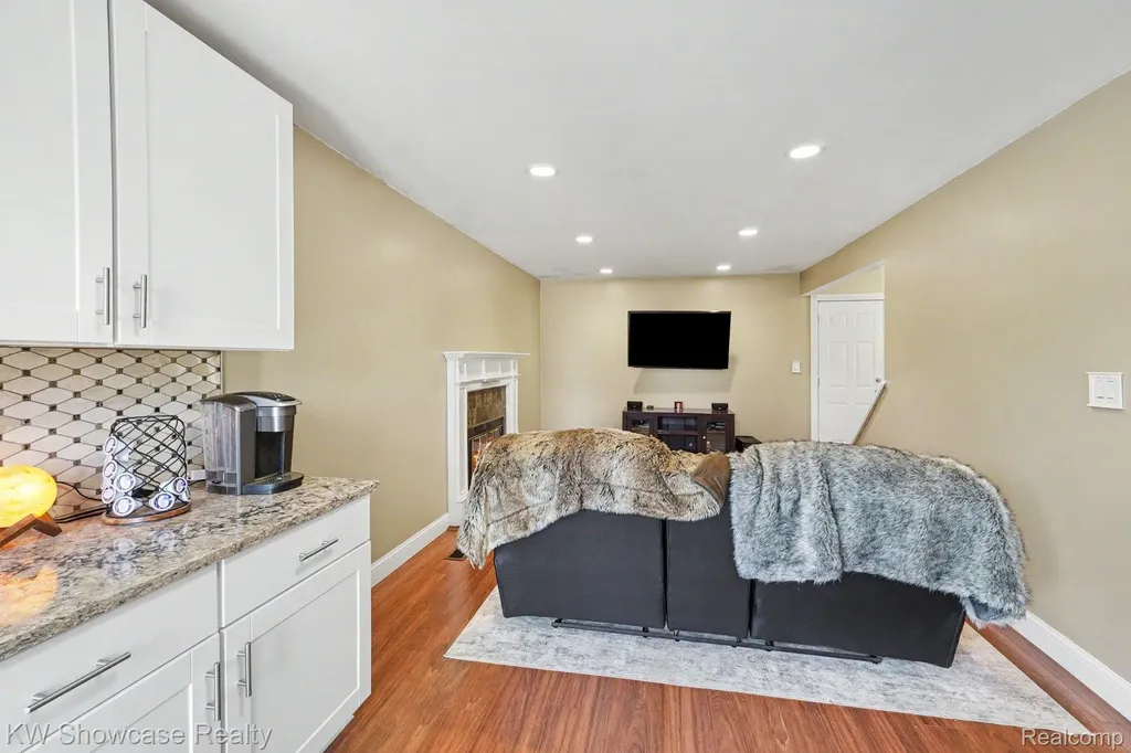 40652 Village Wood Road Novi City MI 48375