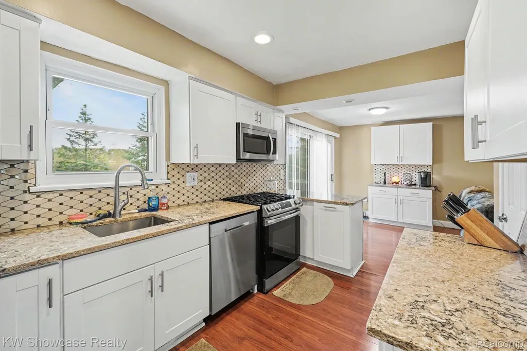 40652 Village Wood Road Novi City MI 48375