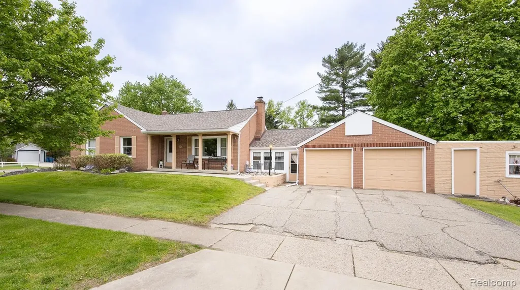 202 Park Avenue Holly Village MI 48442