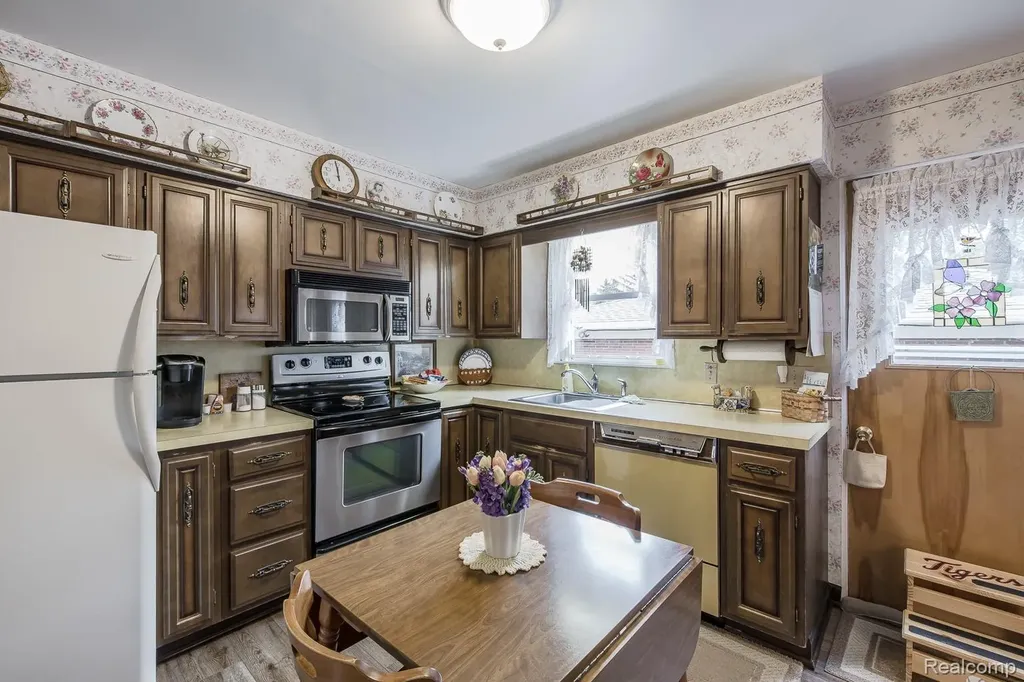 202 Park Avenue Holly Village MI 48442