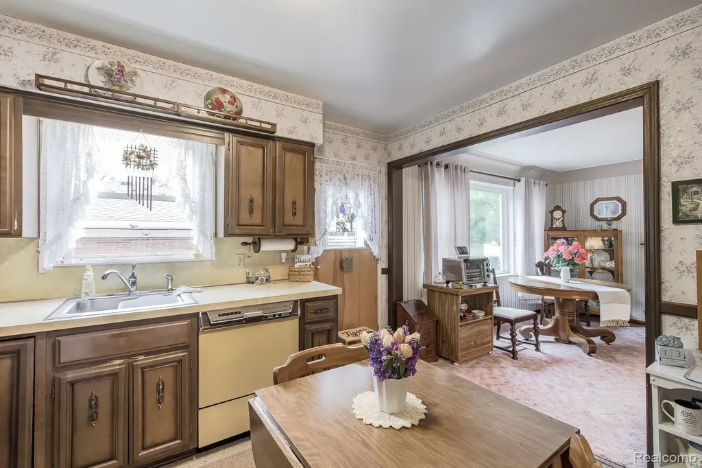 202 Park Avenue Holly Village MI 48442
