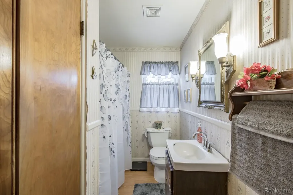202 Park Avenue Holly Village MI 48442