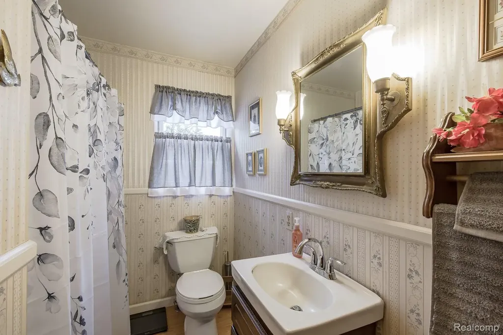 202 Park Avenue Holly Village MI 48442