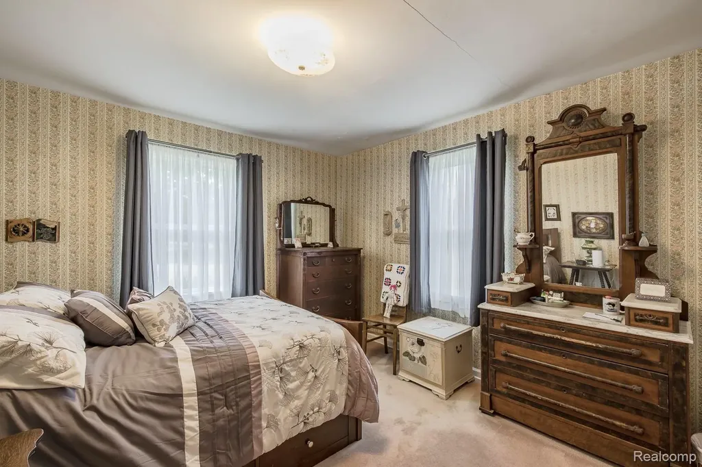 202 Park Avenue Holly Village MI 48442
