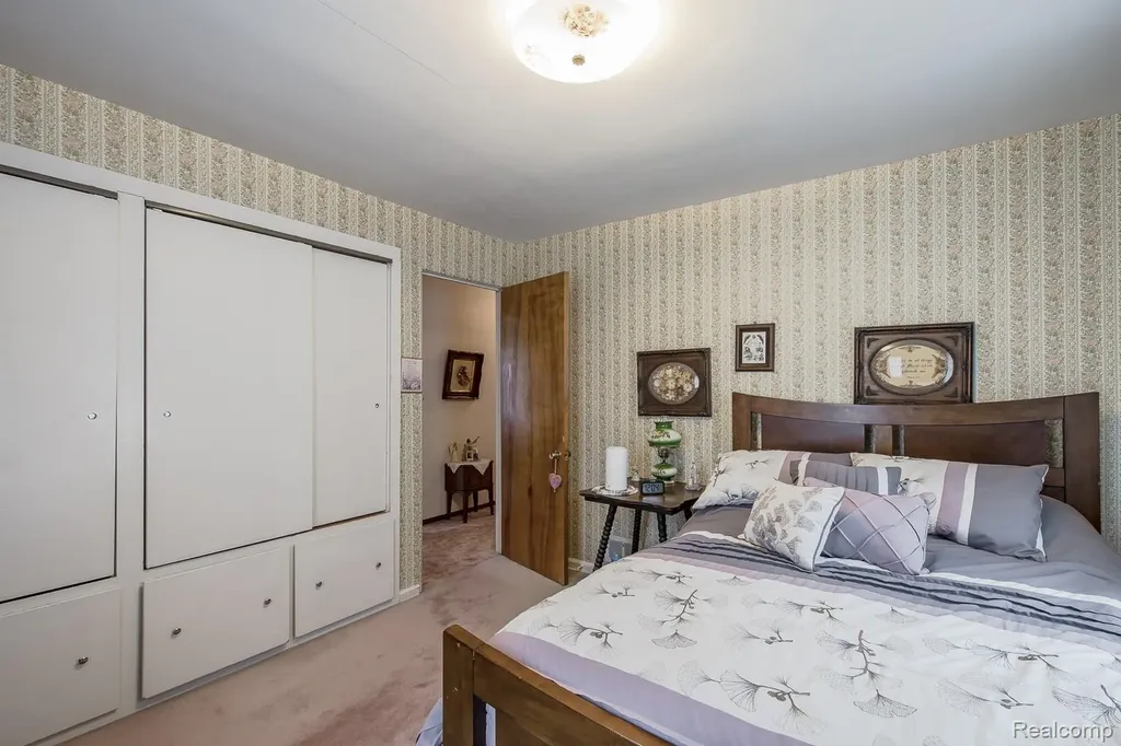 202 Park Avenue Holly Village MI 48442