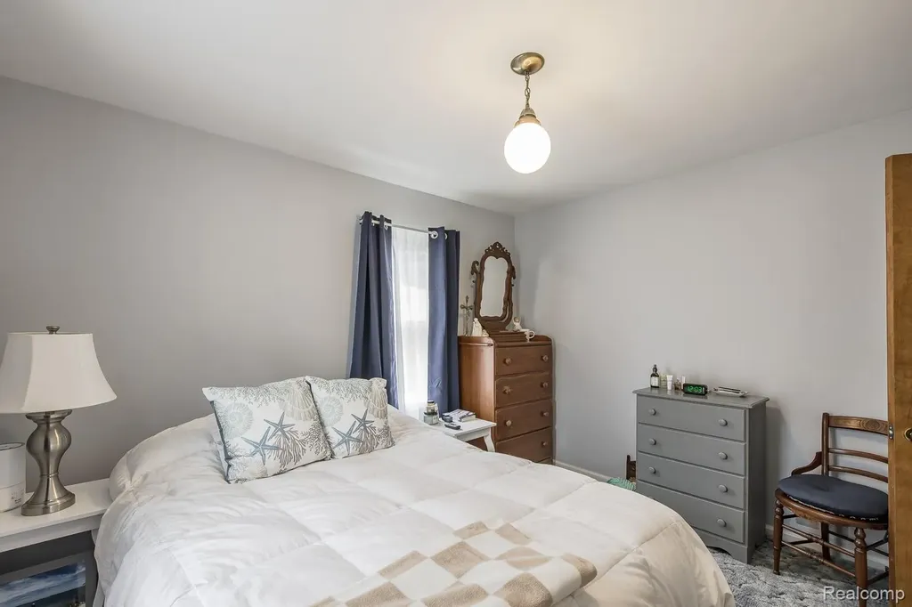 202 Park Avenue Holly Village MI 48442