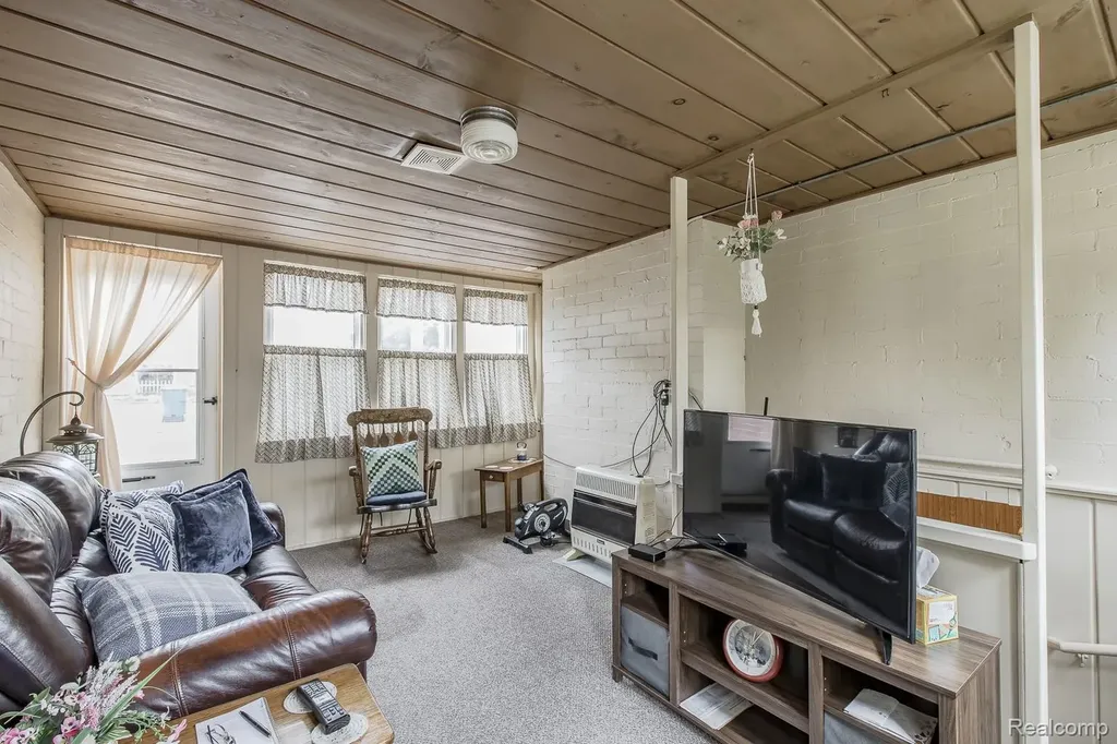 202 Park Avenue Holly Village MI 48442