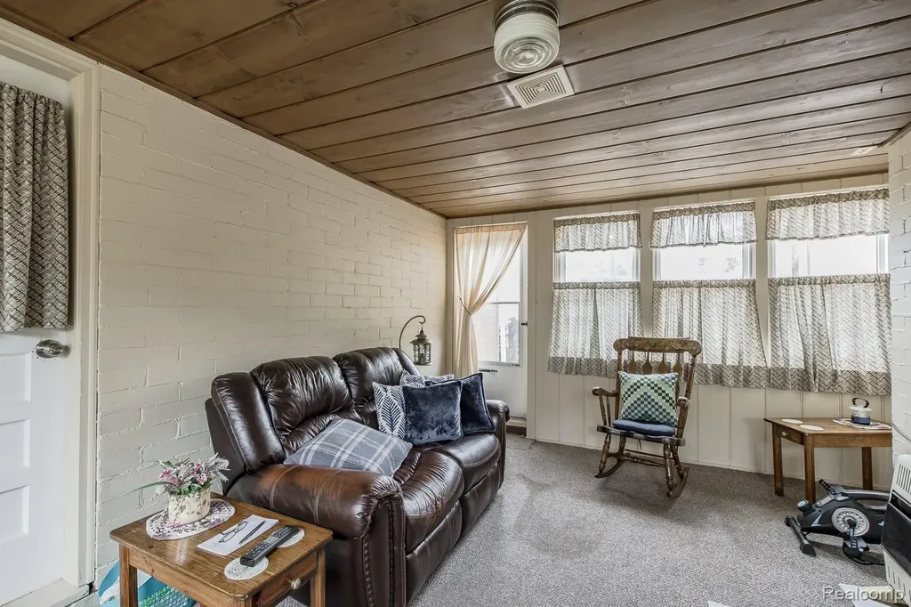 202 Park Avenue Holly Village MI 48442