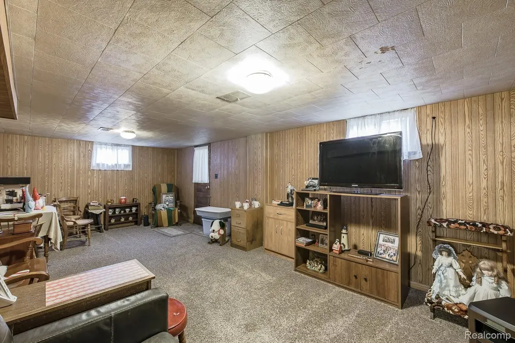 202 Park Avenue Holly Village MI 48442