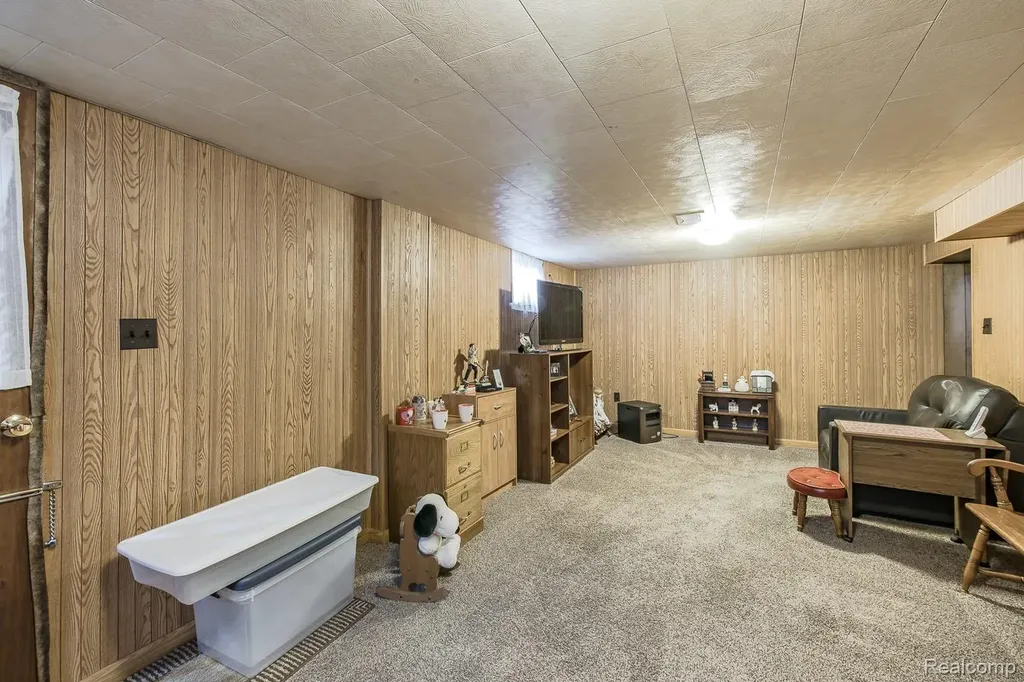202 Park Avenue Holly Village MI 48442