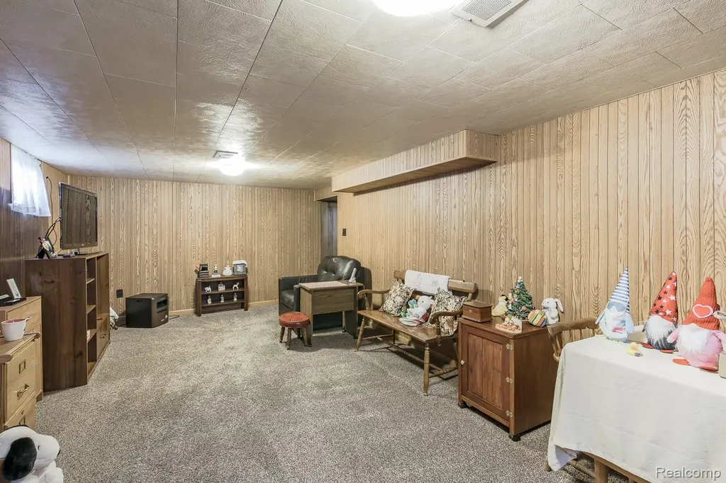 202 Park Avenue Holly Village MI 48442