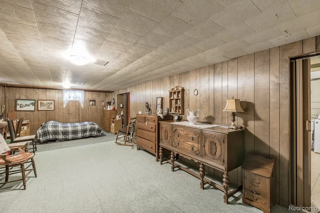 202 Park Avenue Holly Village MI 48442