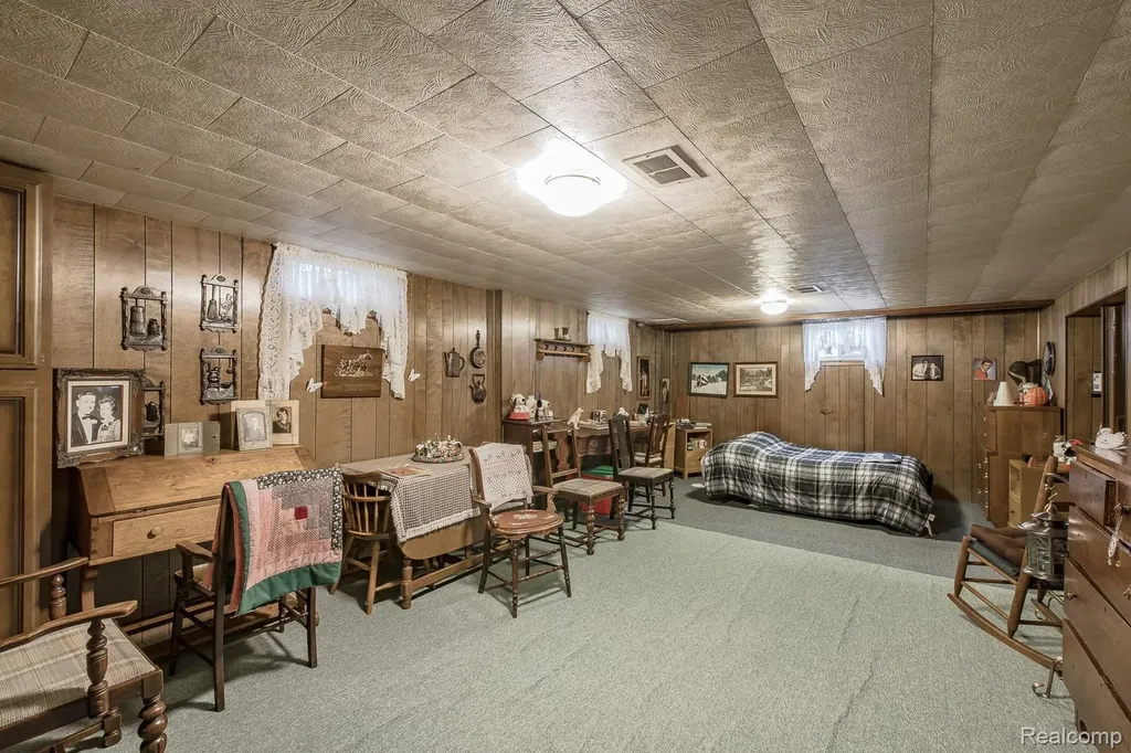 202 Park Avenue Holly Village MI 48442