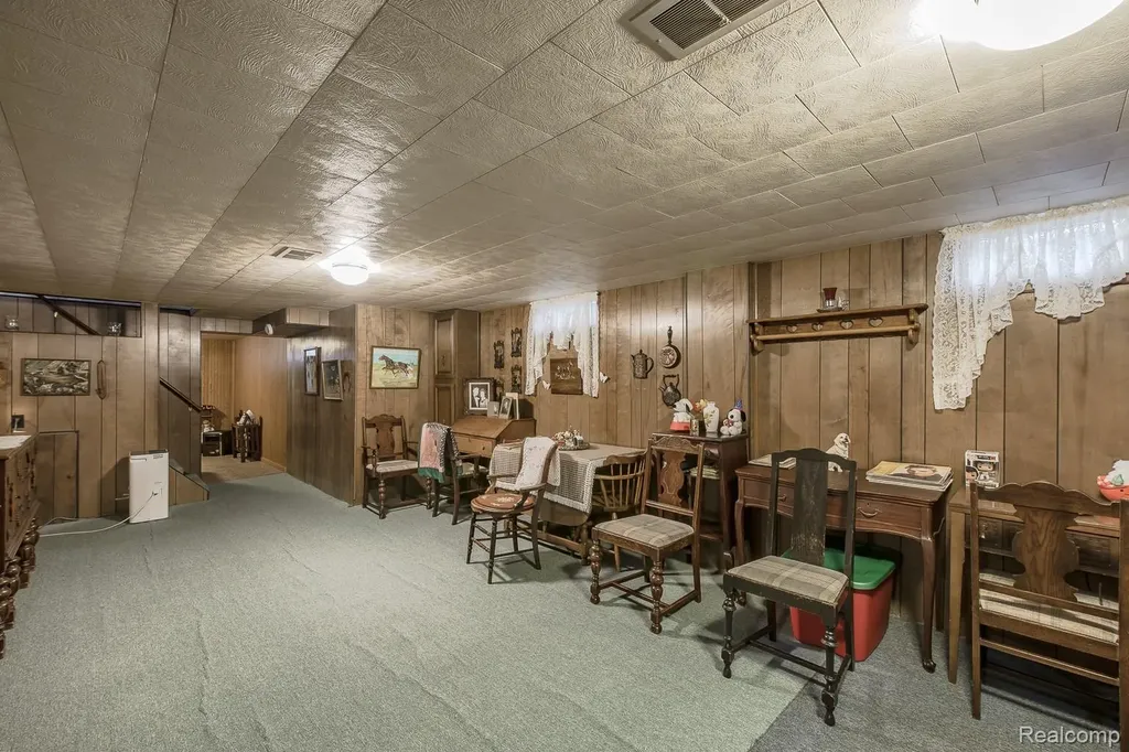 202 Park Avenue Holly Village MI 48442