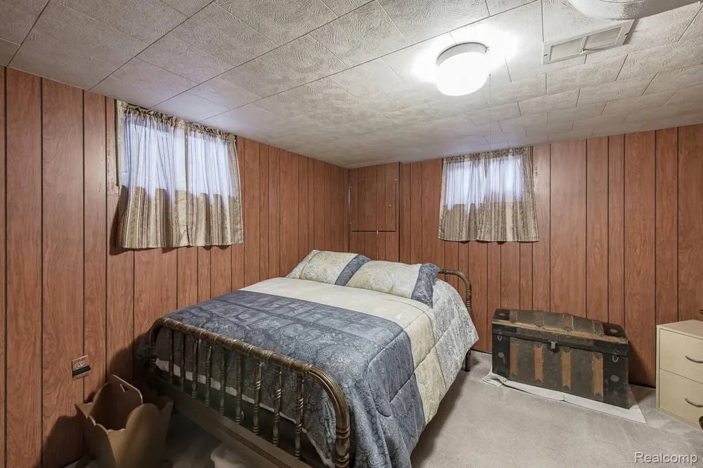 202 Park Avenue Holly Village MI 48442