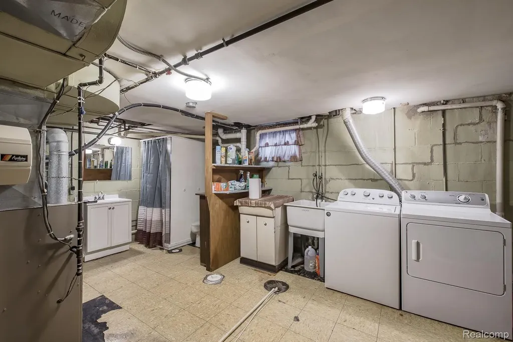 202 Park Avenue Holly Village MI 48442