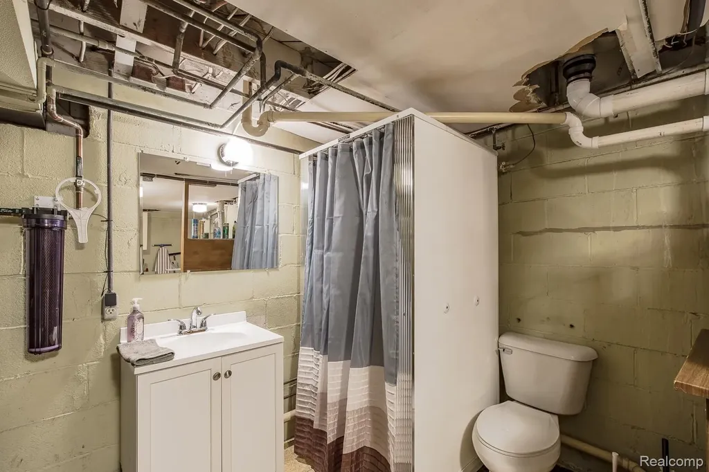 202 Park Avenue Holly Village MI 48442