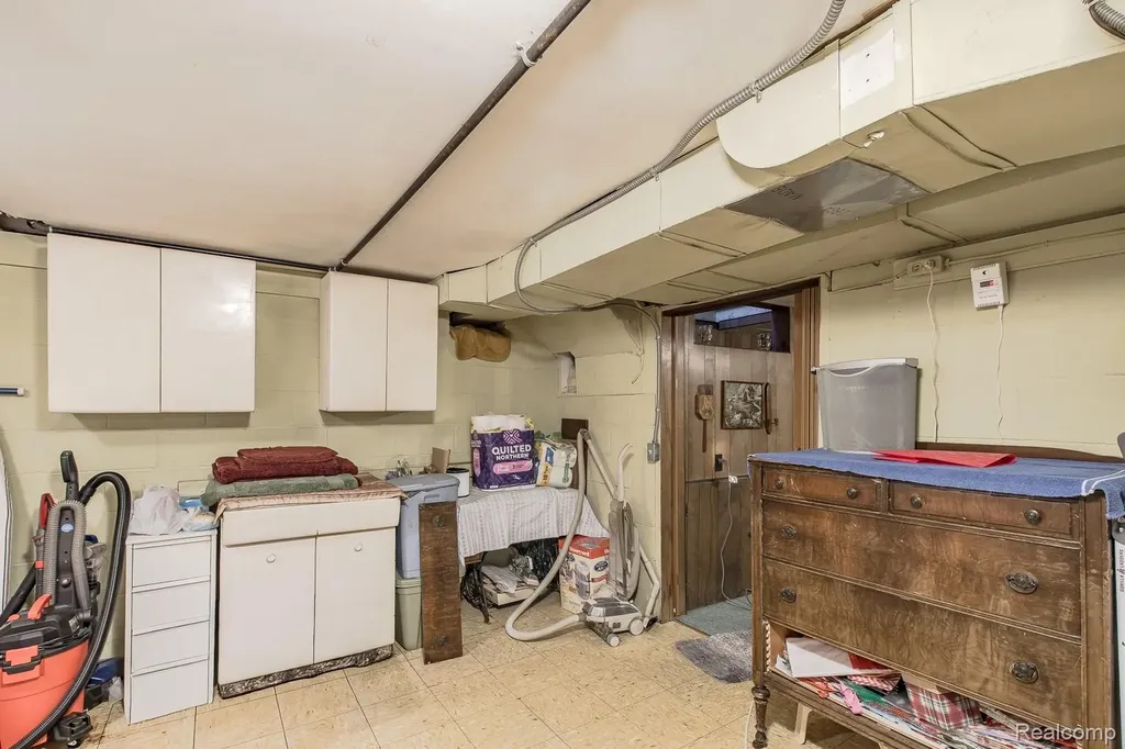 202 Park Avenue Holly Village MI 48442