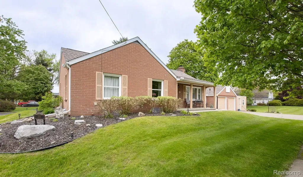 202 Park Avenue Holly Village MI 48442