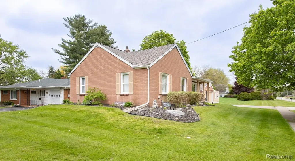 202 Park Avenue Holly Village MI 48442