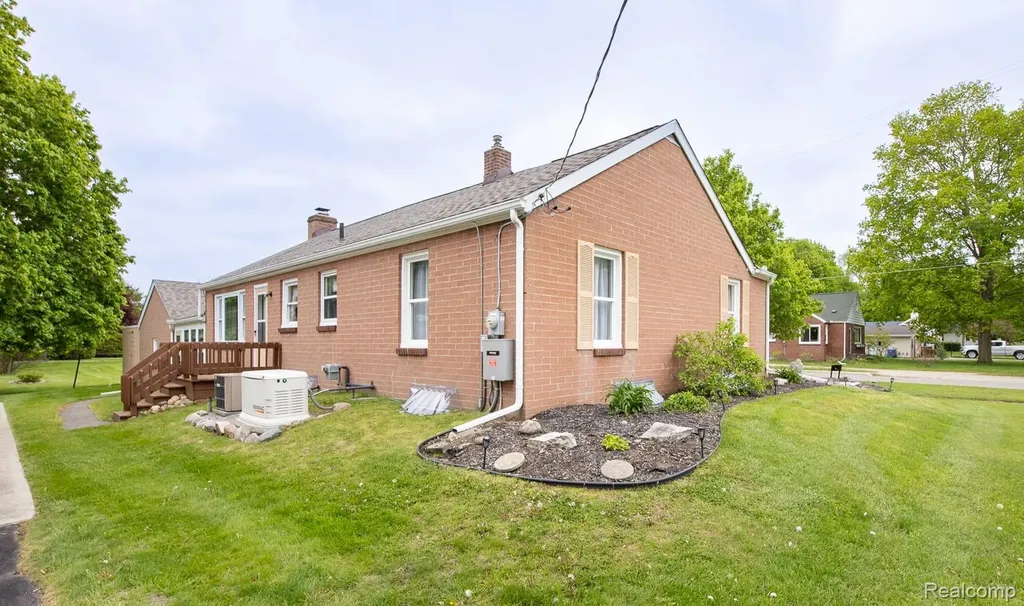 202 Park Avenue Holly Village MI 48442